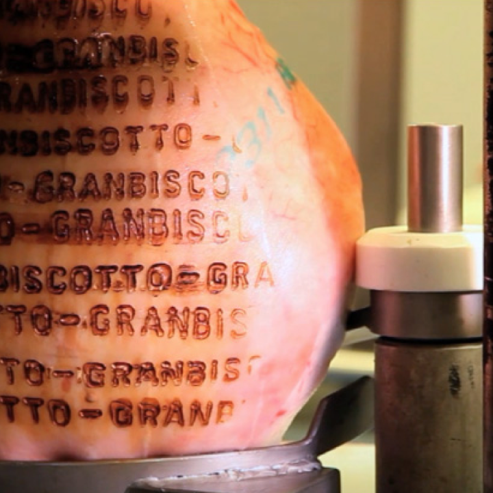 Close-up of a Gran Biscotto ham with brand markings, highlighting Rovagnati's commitment to sustainability through the Responsible Quality long-term program.